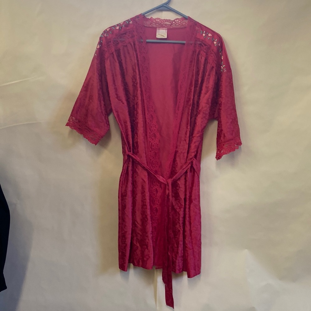 Vintage short satin robe with tie lace accents